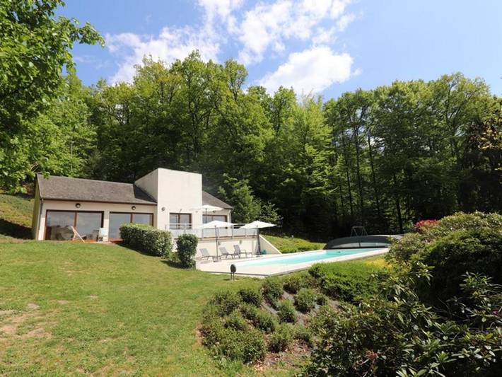 Maison de vacances pour 3 personnes, avec Terrasse ainsi que Jardin et Piscine dans Le Rouget-Pers