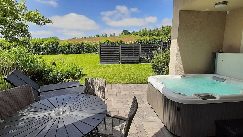 Cottage pour 3 personnes, avec sauna et jacuzzi ainsi que jardin et terrasse à Burbach