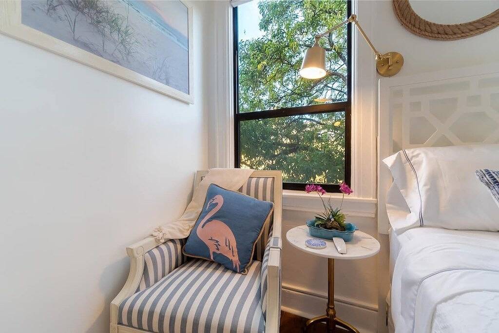 Ganze Wohnung, Captain`s Suite: Poolside Oasis with Beach Access in Palm Beach, Palm Beach County