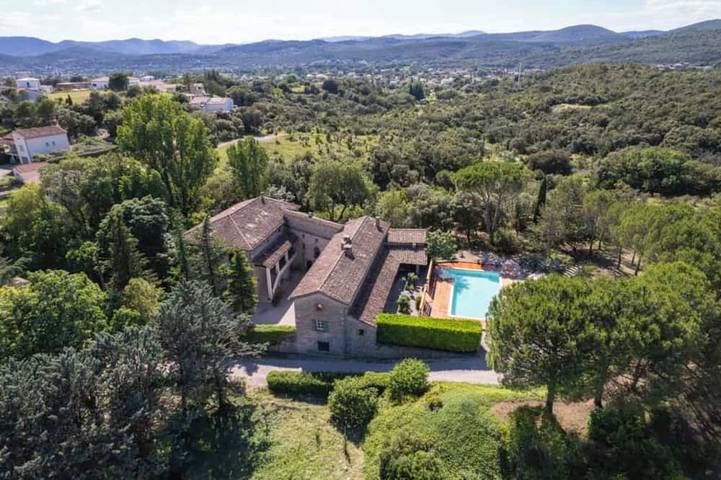 Gîte pour 25 personnes, avec jacuzzi ainsi que sauna et jardin à Saint-Julien-les-Rosiers