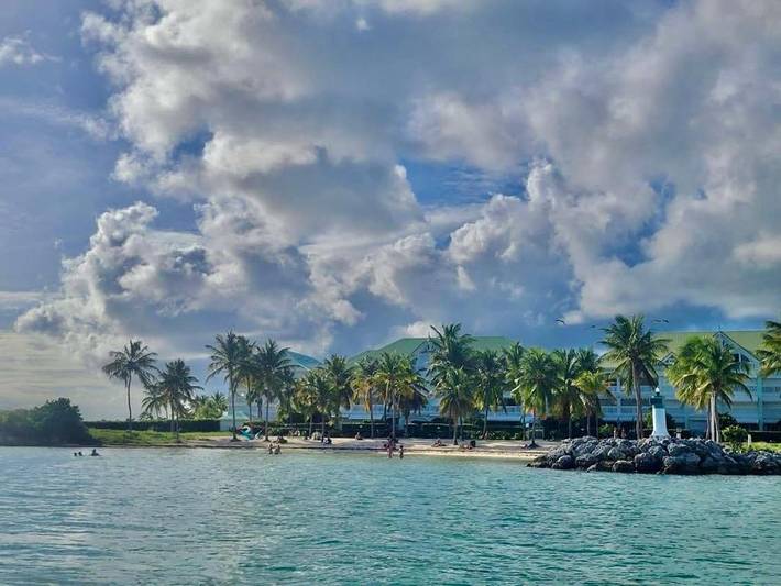 Gîte pour 4 personnes, avec vue ainsi que piscine et jardin, adapté aux familles dans Port De Saint Francois - 3