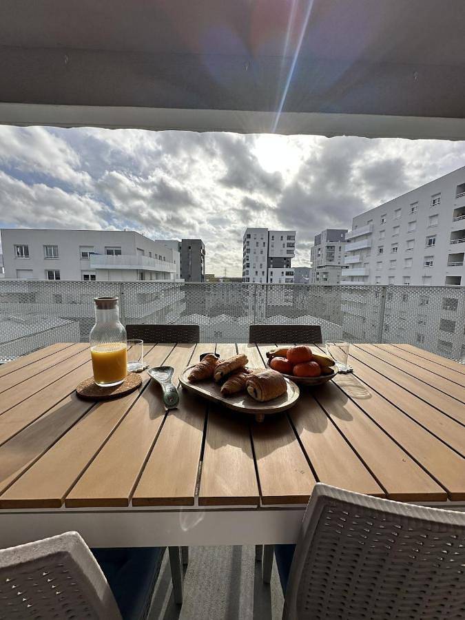 Appartement entier, Cozy T2 au pied de la gare in Évry-Courcouronnes, Essonne