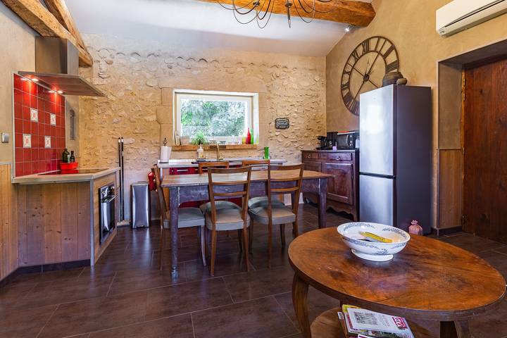 Magnanería renovada en finca arbolada de 20.000 m² in Charmes-sur-Rhône, Privas (distrito)