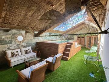 Gîte pour 4 personnes, avec vue ainsi que piscine et sauna à Fourques