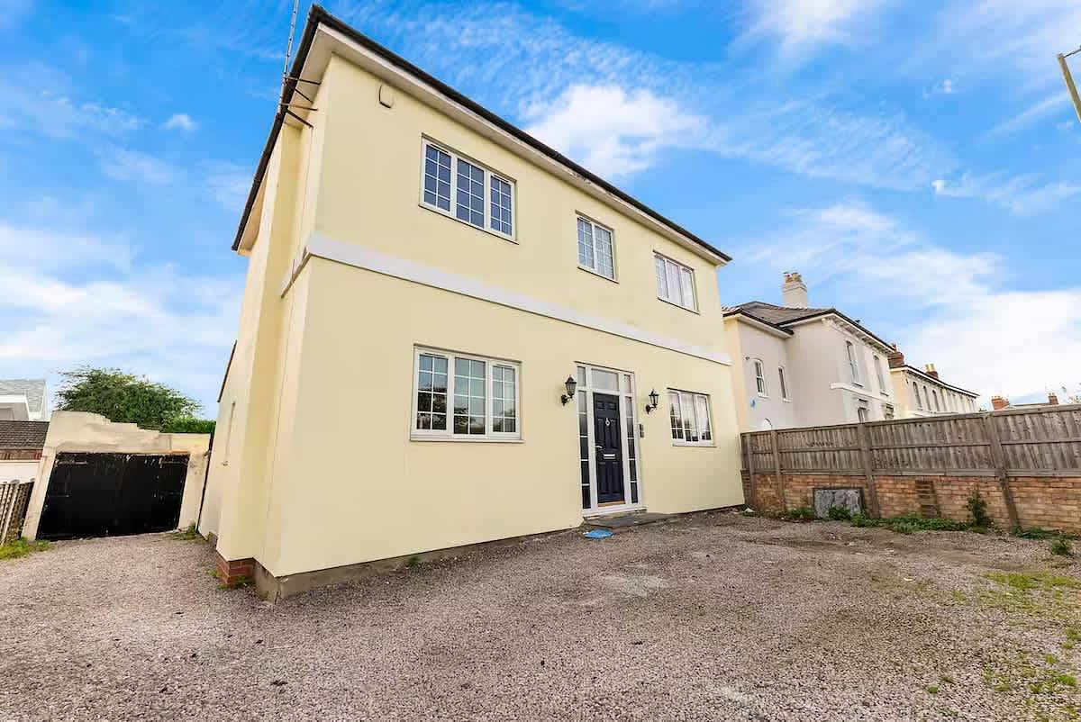 Perfect Booking | 4 Bed Home in Cheltenham in Cheltenham, Gloucestershire
