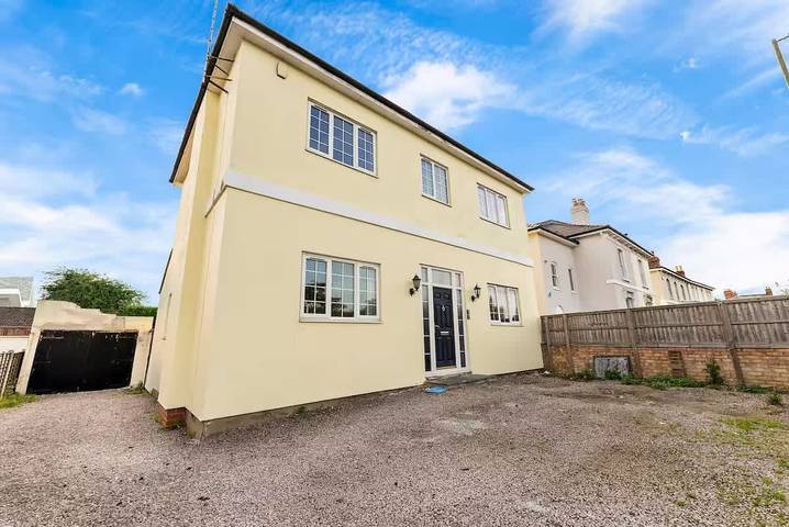 Holiday rental for 12 people, with garden, with pets in Cheltenham