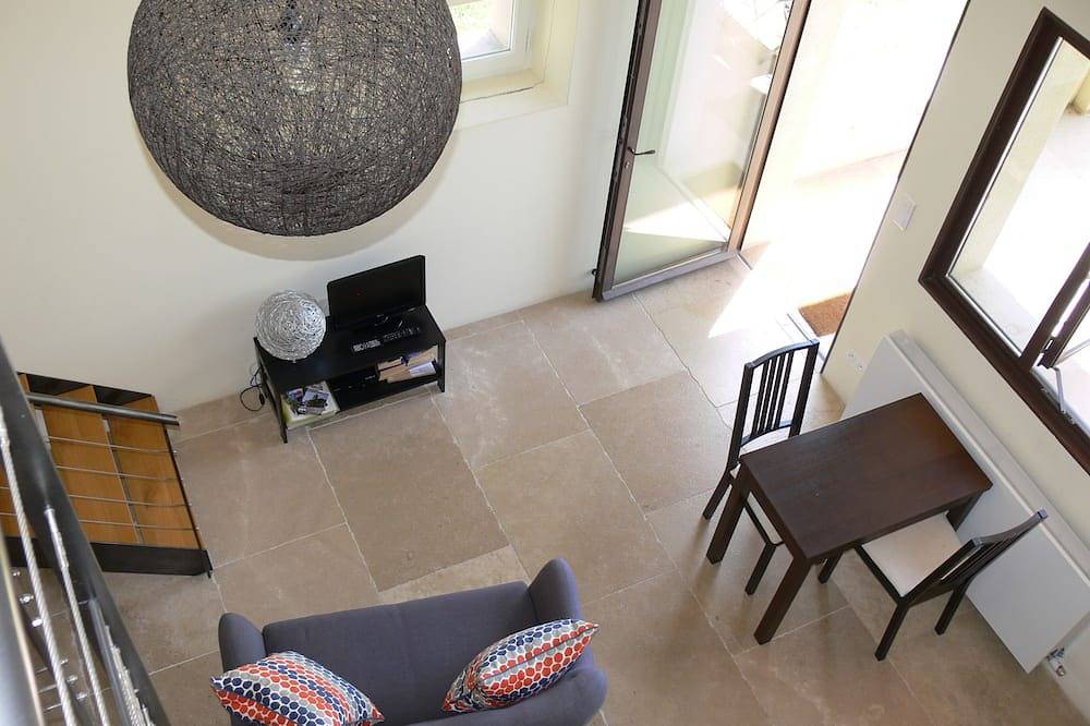 Les Pré-Alpes, appartement avec piscine sur vignoble en activité en Drôme Provençale in Vinsobres, Région de nyons