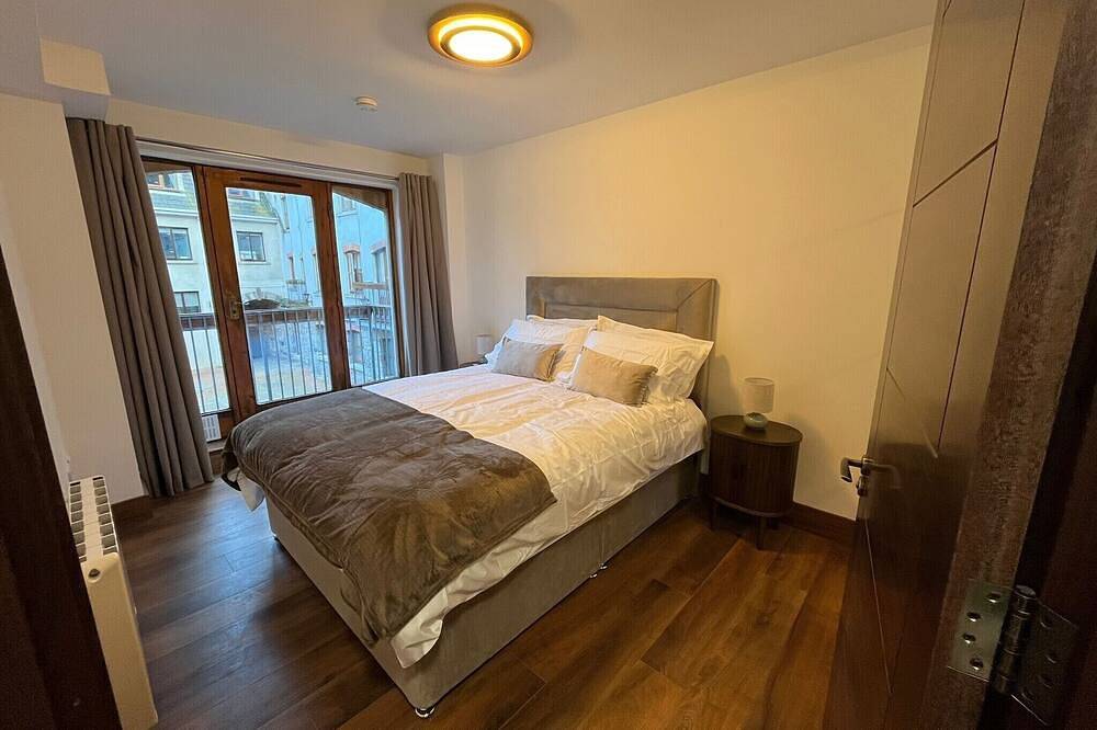 Entire apartment, Deluxe 2-bedroom best located apartment in Galway City center with free parking. in Galway, County Galway