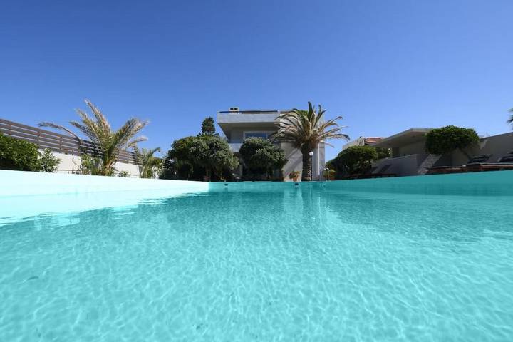 Villa pour 15 personnes, avec Balcon et Terrasse ainsi que Jardin et Piscine