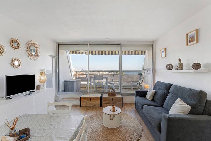 Entire studio, Apartment 'Carpe Diem' with Bassin View, Balcony and Wi-Fi in Arcachon, Arcachon region
