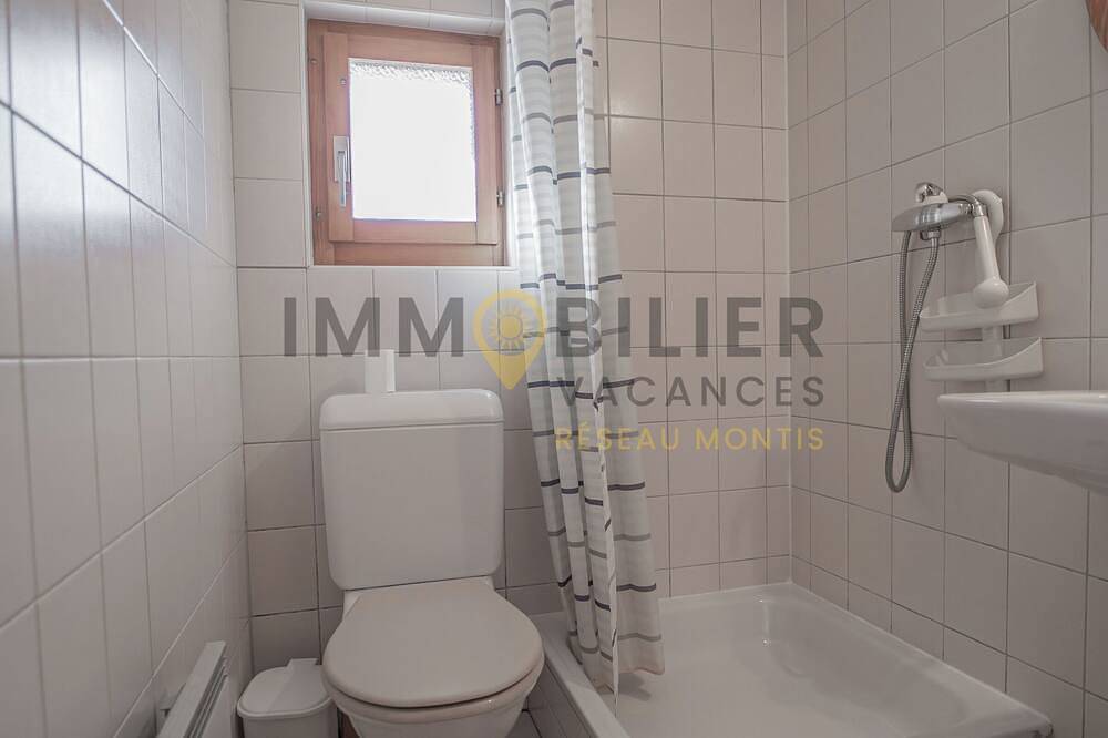 Sympathique studio avec terrasse, jardin situé au rez-de-chaussée d'un chalet individuel, idéal pour in Saint Luc, Anniviers