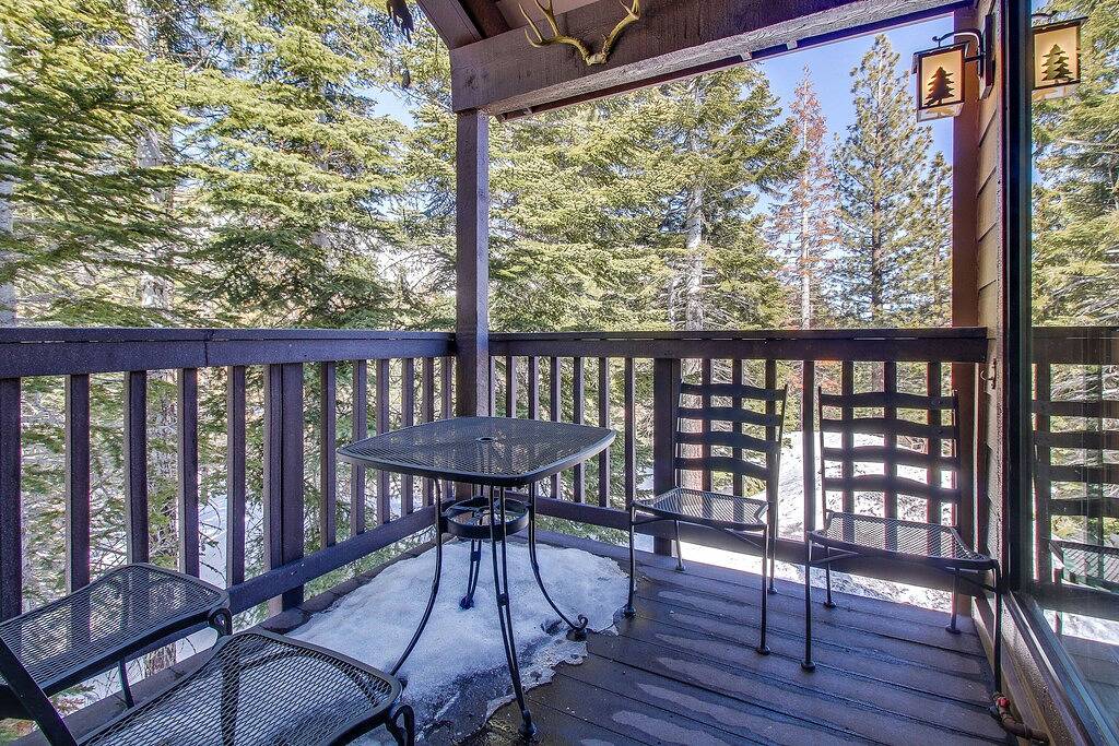 Ganze Wohnung, Waldblick Eigentumswohnung w / Deck, gemeinsamer Whirlpool / saisonale Pool - Schritte zum Dorf! in Mammoth Lakes, Mammoth Mountain