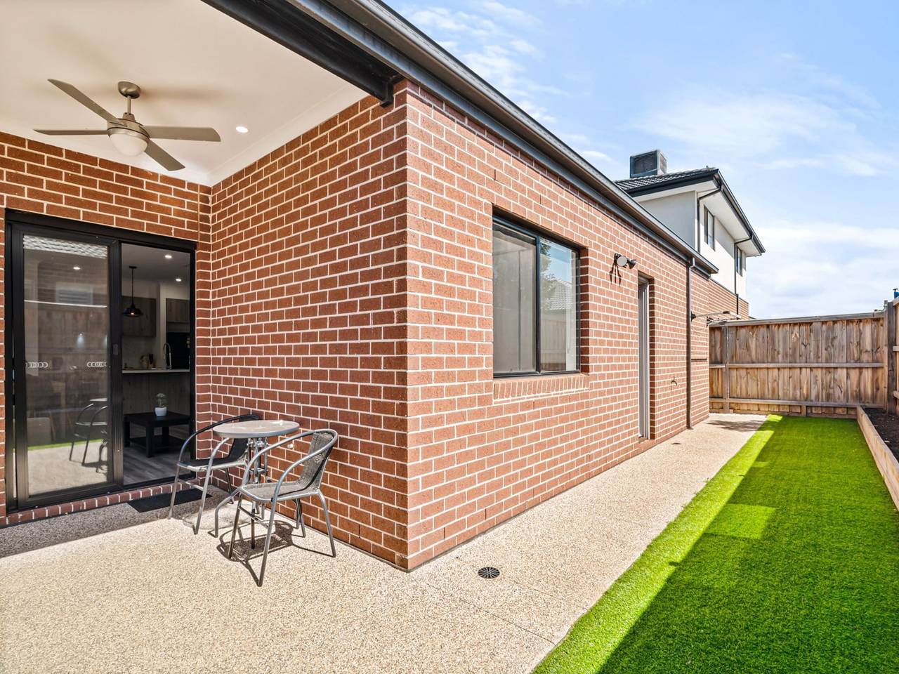 Entire apartment, Spacious 4-Bed Home with Private Outdoor Area in Victoria