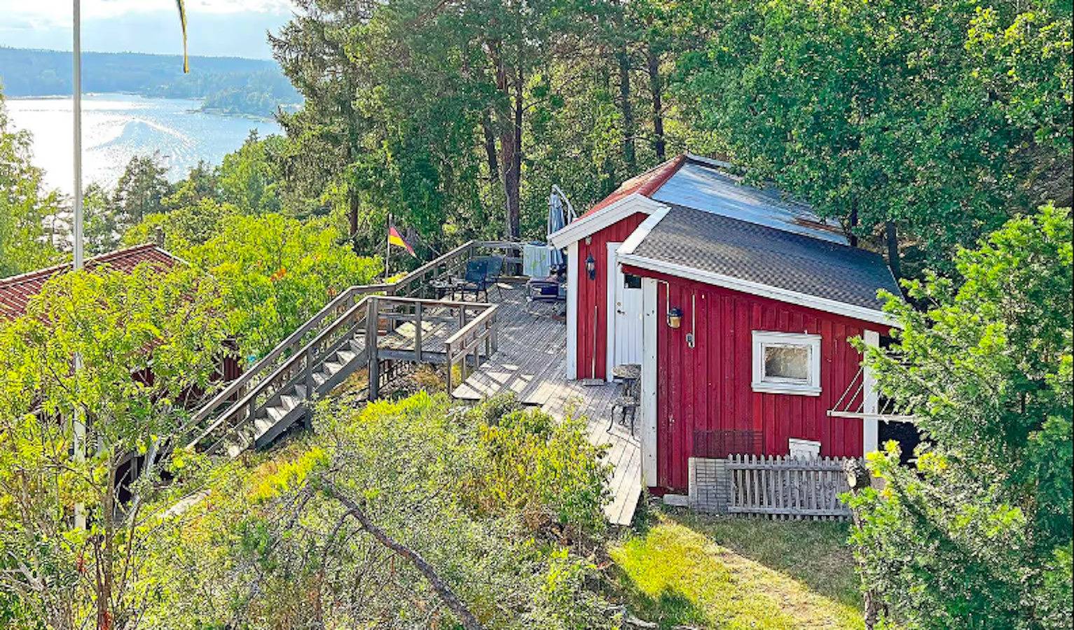 Reizendes Ferienhäuschen am Hang mit Meerblick bei Stockholm mit Internet in Tyresö, Schwedische Ostsee