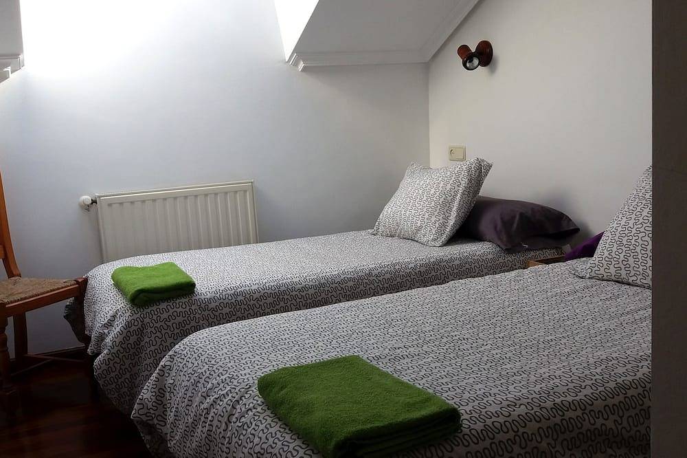Entire apartment, Flat halfway between the beach and Llanes downtown in Llanes, Costa Verde (Spain)