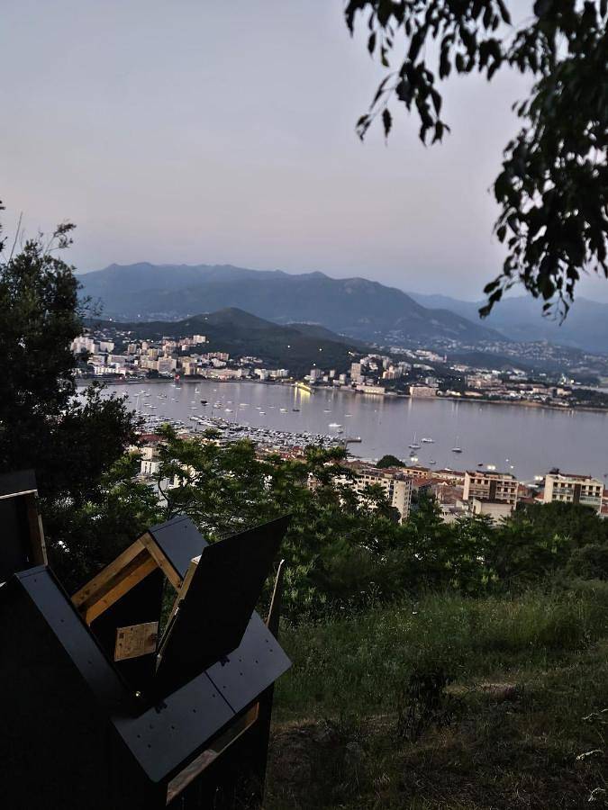 Ajaccio, Dormir sous les étoiles, cabanon à toit ouvrant, vue mer et montagne in Ajaccio, Golfe D'Ajaccio