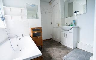 6-Bed House-Reading-Sleeps12-Towncentre in Earley, Berkshire