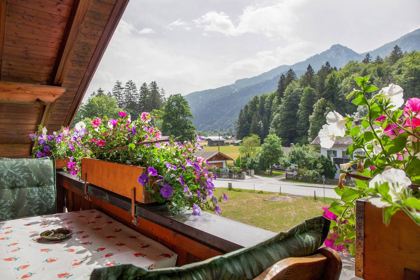 Geheel appartement, Appartement 'Waxenstein' met uitzicht op de bergen, balkon en Wi-Fi in Grainau, Eibsee