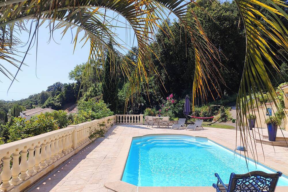 Entire apartment, Comfortable, air-conditioned studio with a private pool, a 5-minute drive from the ocean in Saint-Paul-de-Vence, Mediterranean Coast (France)