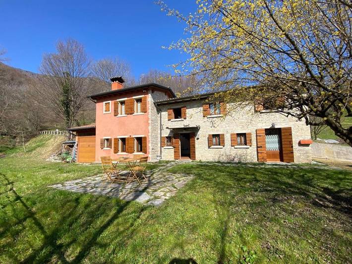 Location de vacances pour 6 personnes, avec vue et jardin, animaux acceptés à Follina