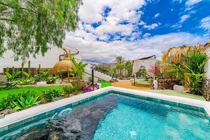 Chalet para 4 personas, con piscina además de jardín y jacuzzi en Chayofa