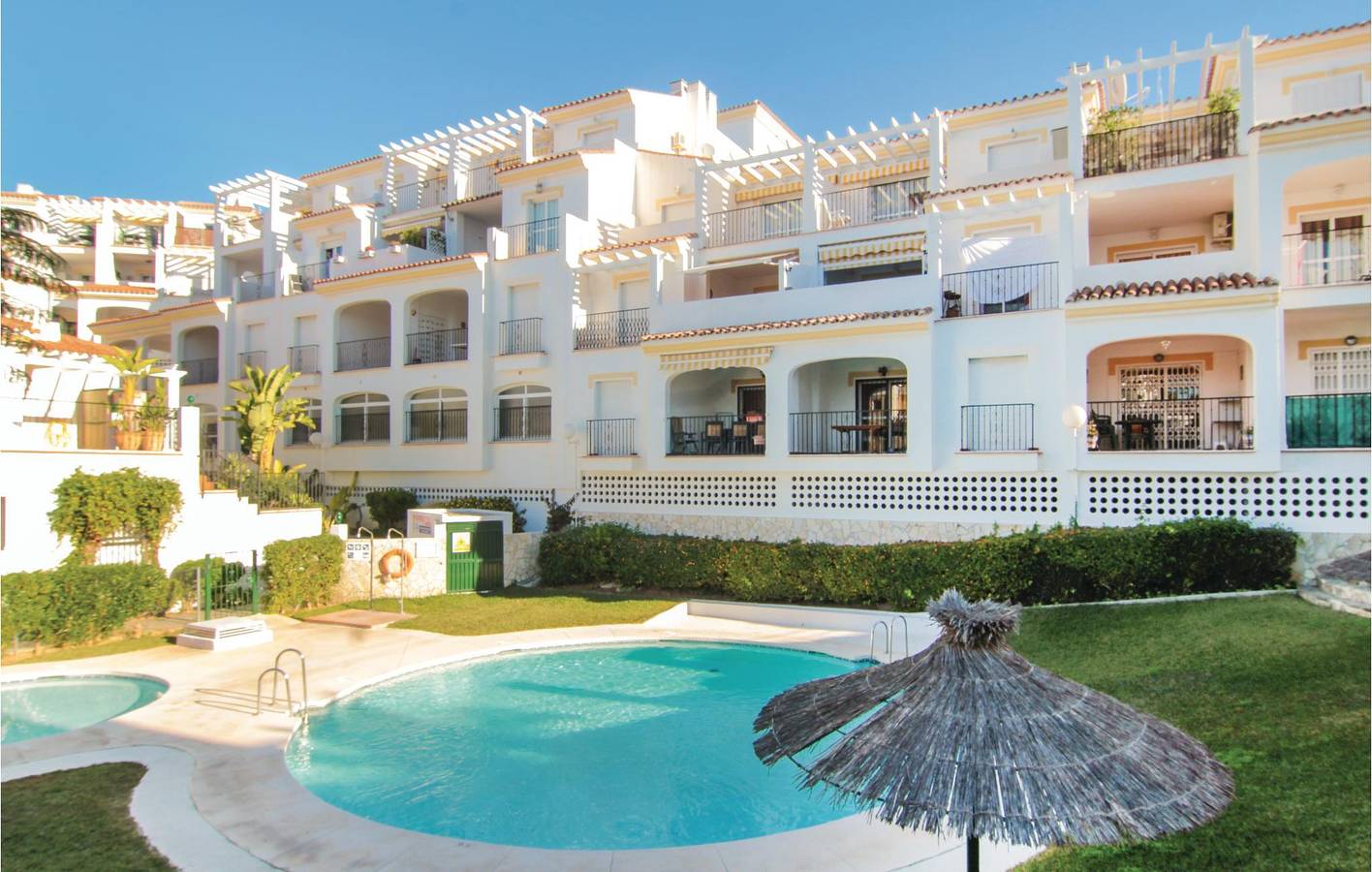Apartamento vacacional entero, 65sqm Apt w / Garaje, AC, Piscina, Terraza y WiFi - 2 km de Playa El Playazo. in Playa de Burriana, Nerja