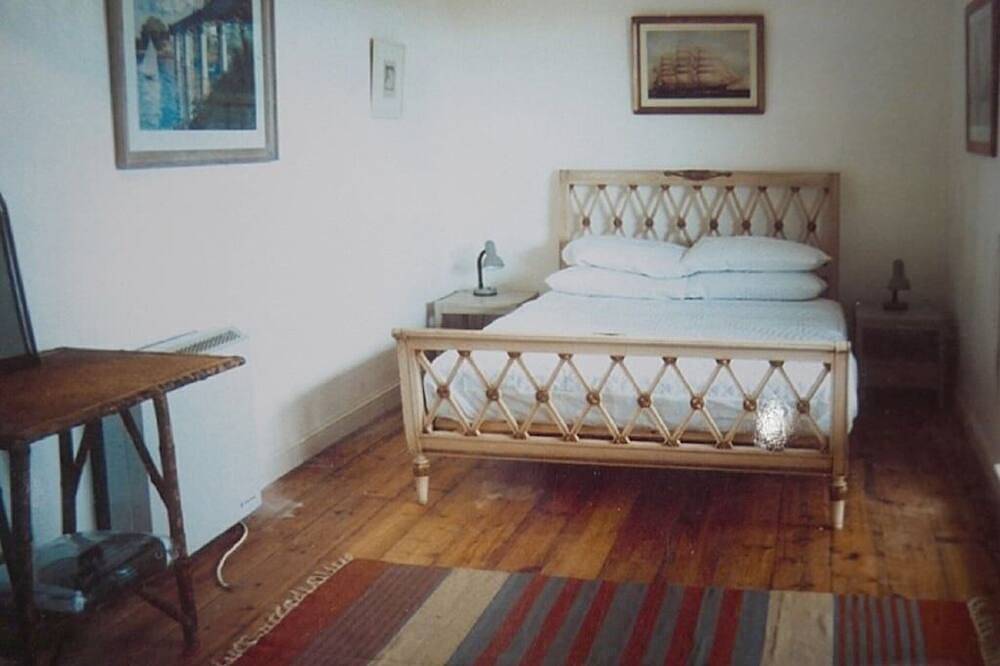 Entire apartment, Tremerlin. Unique and Magnificently Situated 8 acre Waterside Artists' Retreat in Helford, Cornwall
