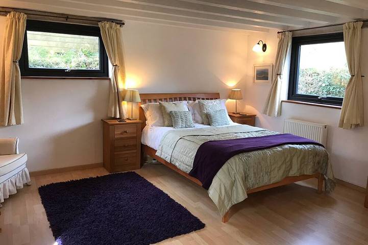 Holiday apartment for 3 people, with hot tub and terrace as well as garden in Cornwall