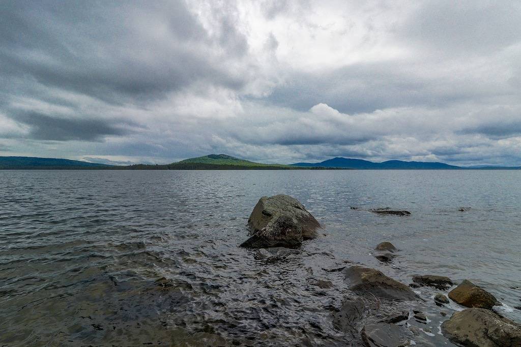 Waterfront Kabine mit herrlichem Blick vom Deck und Zugang zum See - Hunde willkommen! in Moosehead Lake