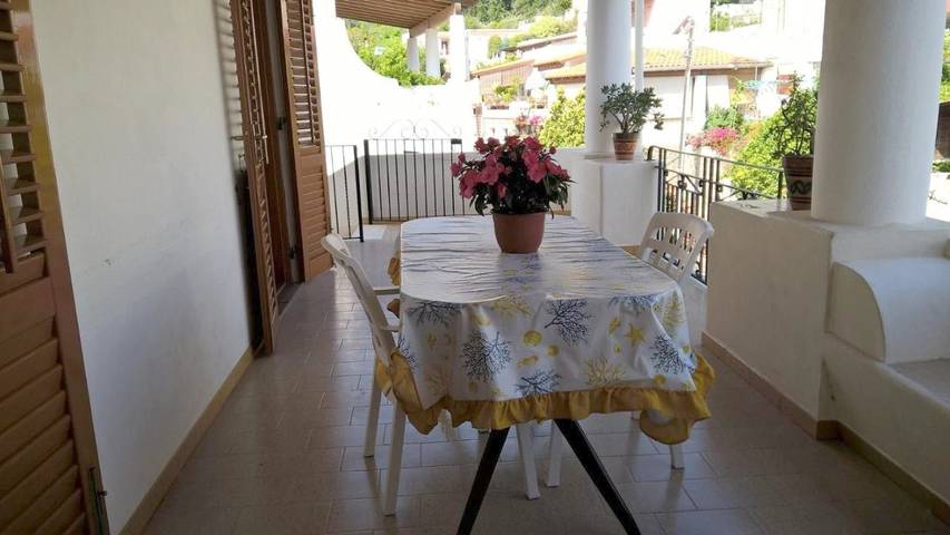 Ferienwohnung für 6 Personen, mit Garten und Ausblick, kinderfreundlich in Lipari