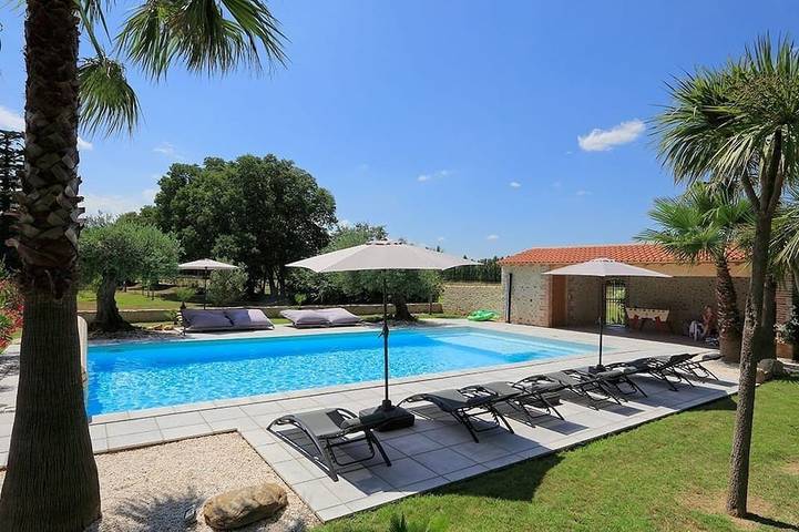Gîte pour 4 personnes, avec piscine et terrasse