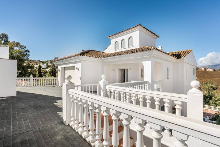 Villa Milano mit privatem Pool, Bergblick & 4 Schlafzimmern mit Bad en Suite in Mijas Costa, Mijas