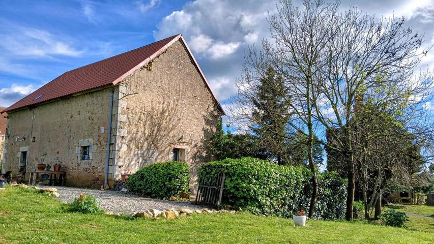 Gîte pour 4 personnes, avec terrasse et piscine ainsi que jardin et vue dans Néret