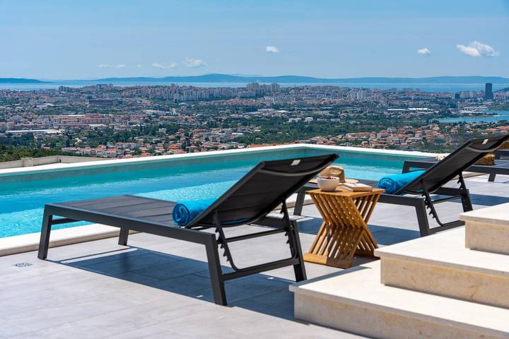 Villa für 8 Personen, mit Balkon/Terrasse und Pool - 1