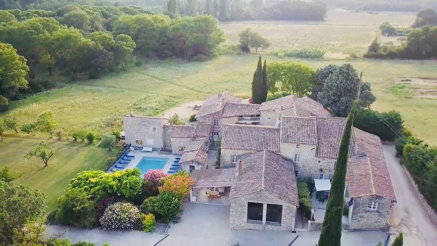 Gîte pour 6 personnes, avec jardin ainsi que piscine et terrasse