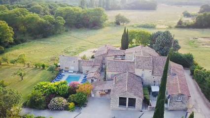 Gîte pour 6 personnes, avec terrasse ainsi que jardin et piscine à Valaurie