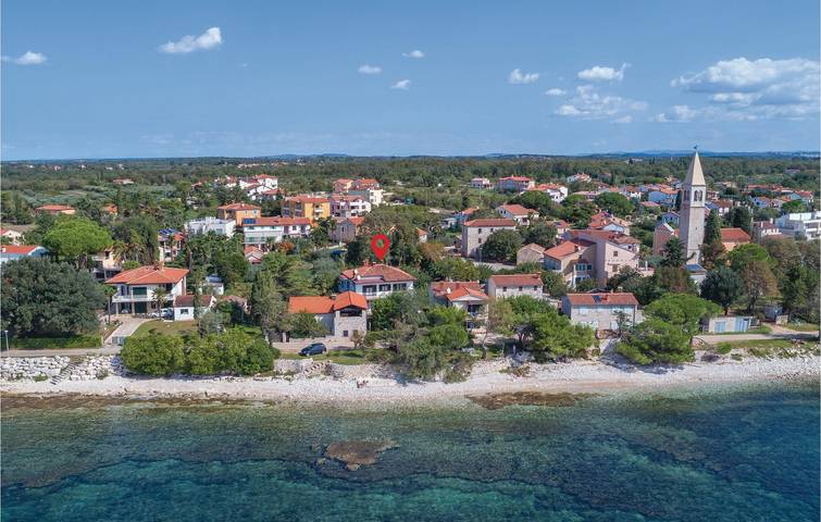 Apartamento vacacional entero, Acogedor apartamento a pocos pasos de la costa y del centro de la ciudad, con aparcamiento y terraza in Lovrecica, Region de Umag