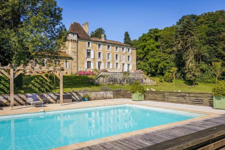Maison de vacances pour 14 personnes, avec Balcon et Terrasse ainsi que Jardin et Piscine à Thiviers