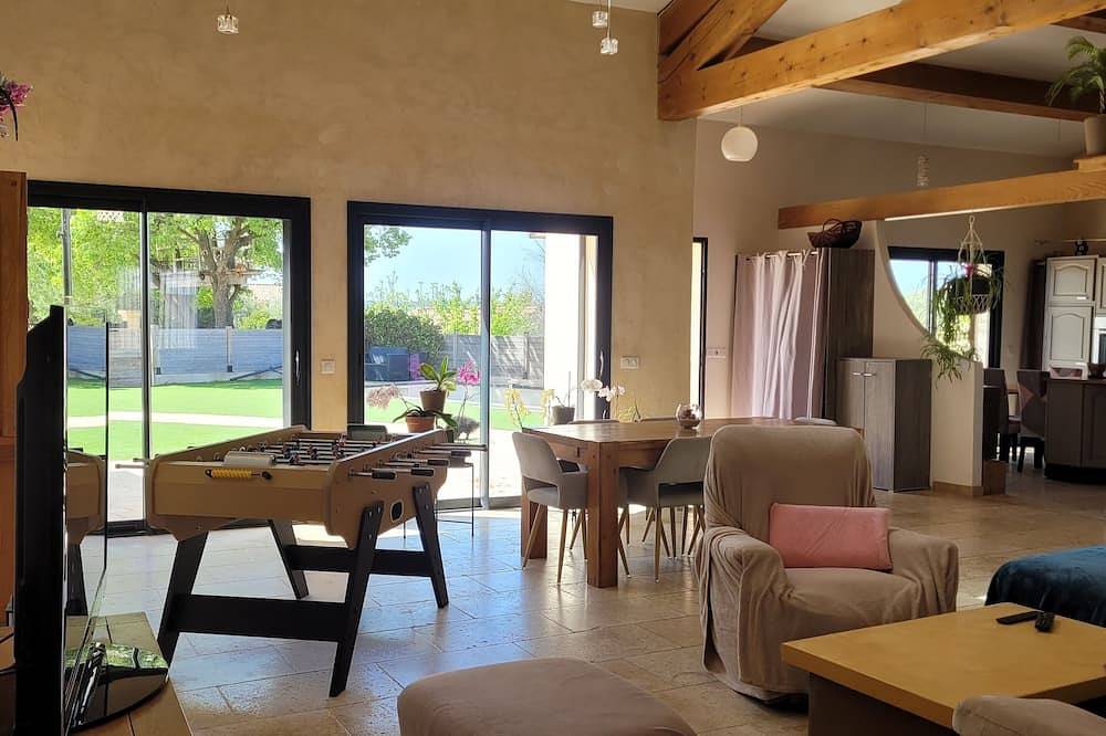 Maison de Charme in Saint-Hilaire-d'Ozilhan, Region de Nimes