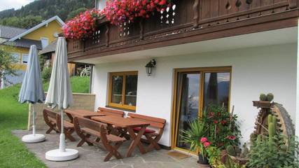Ferienhaus für 4 Personen, mit Terrasse und Ausblick sowie Seeblick und Garten, kinderfreundlich am Millstätter See
