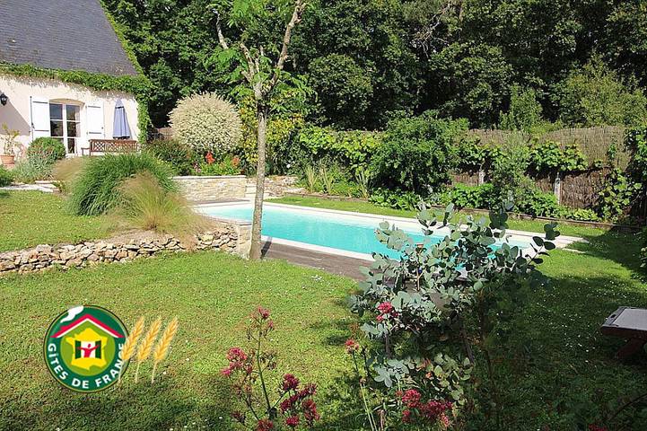 Location de vacances pour 2 personnes, avec Jacuzzi ainsi que Jardin et Piscine à Montbazon
