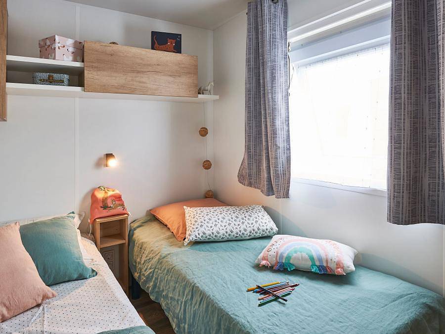 Flower Camping Loire et Châteaux - Mobilheim 4 personen - Premium 36m² (2 Schlafzimmer) - halbüberdachte Terrasse in Bréhémont, Loire-Tal