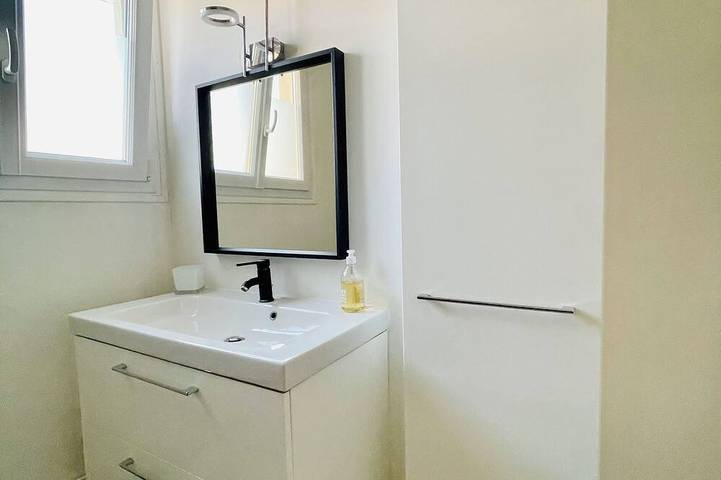 Appartement entier, ✈️🚆Grand T2 Rez de chaussée Hyper centre - Navette* & Sauna* + 🅿️Parking in Beauvais, Oise