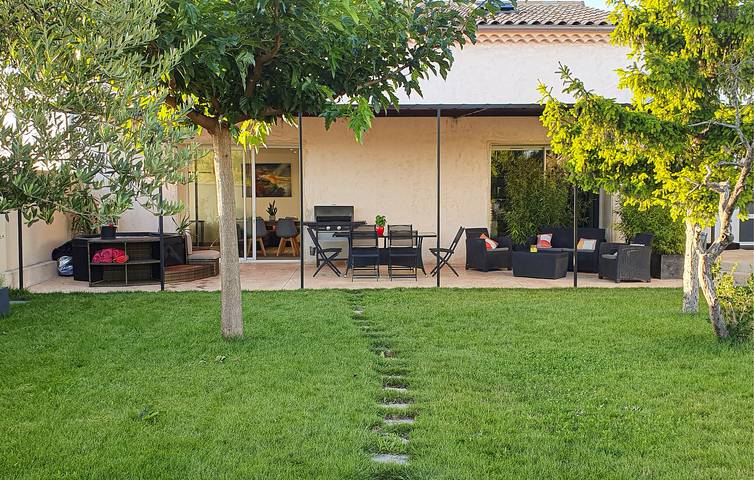 Location de vacances pour 4 personnes, avec jardin ainsi que piscine et terrasse à Rochegude - 2