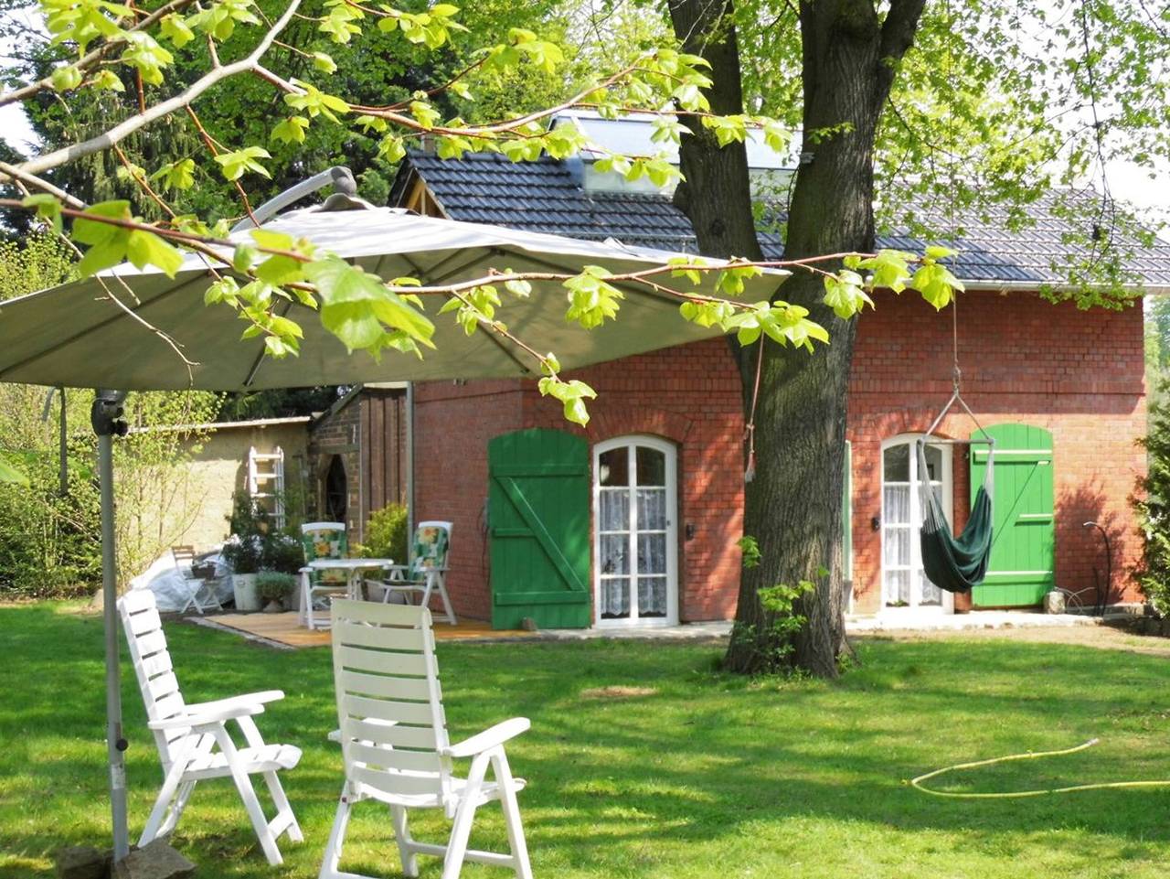 Ganze Ferienwohnung, Bahnhof Droyßig - Übernachten im Denkmal - Bahnhäuschen mit Dusche, Bad und Wc in Droyßig, Saale-Unstrut