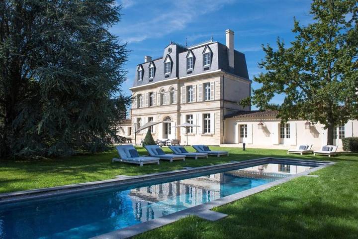 Location de vacances pour 2 personnes, avec Terrasse et Jardin ainsi que Piscine et Vue à Lamarque