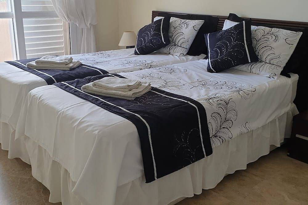 Entire apartment, Luxury apartment with fantastic views and 5 minutes from bars/beach/marina. Wifi in Almerimar, El Ejido