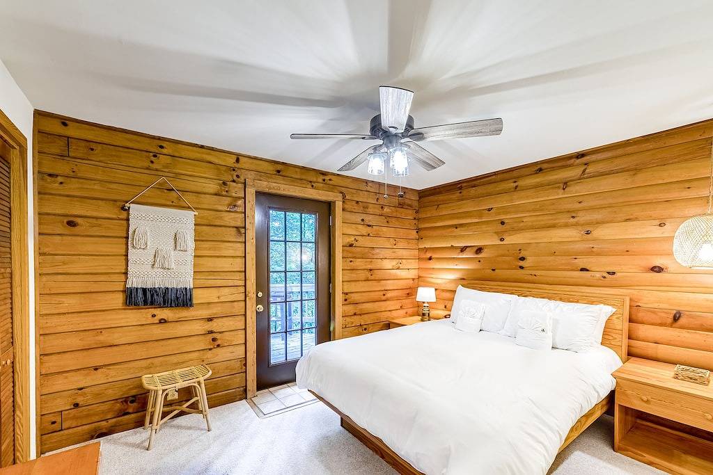 Lakeside log home with a private deck, Wifi, firepit, central Ac, & washer/dryer in Lake Anna