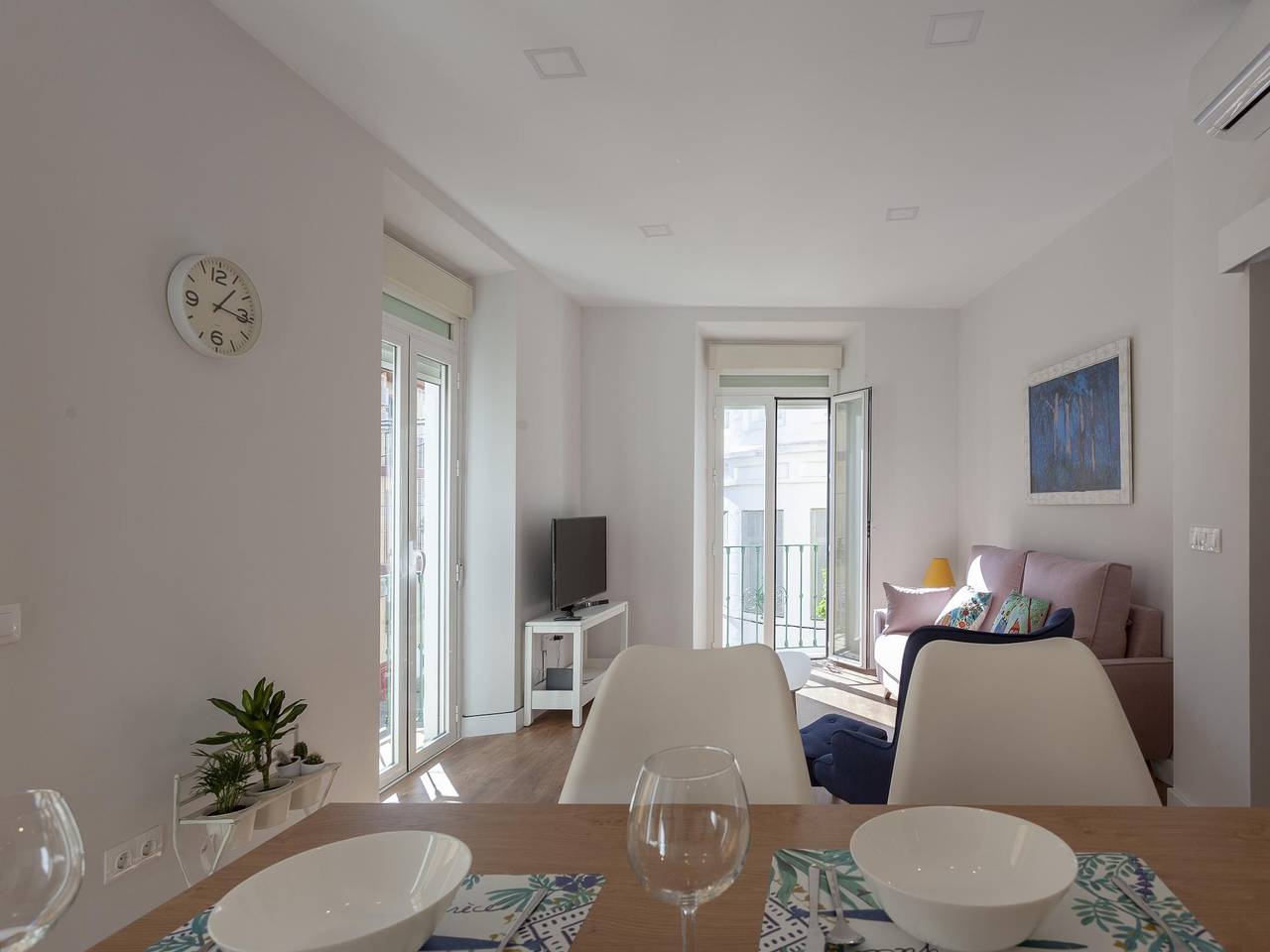 Apartamento vacacional entero, Rd Aparcamiento Incluido Triana. Luminoso & Cómodo apartamento 2D + 2B in Central Seville, Sevilla