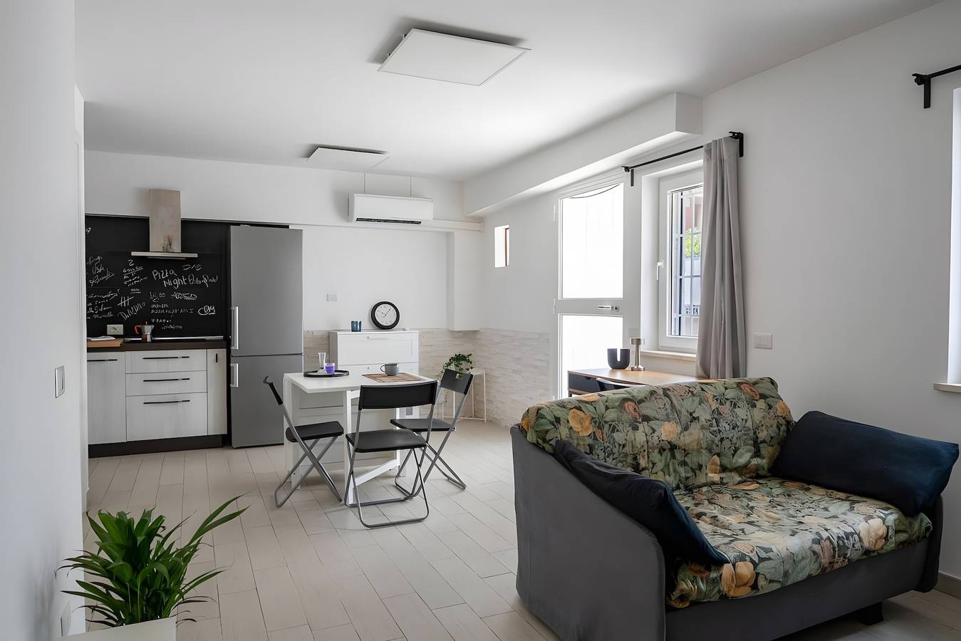 Aroma Holiday House with Wi-Fi and Air Conditioning